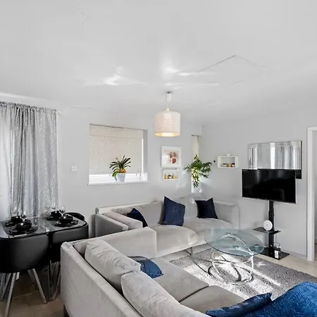 Cozy 3-Bed 2Bath House Near Lcy & Excel Sleeps 6 Apartment